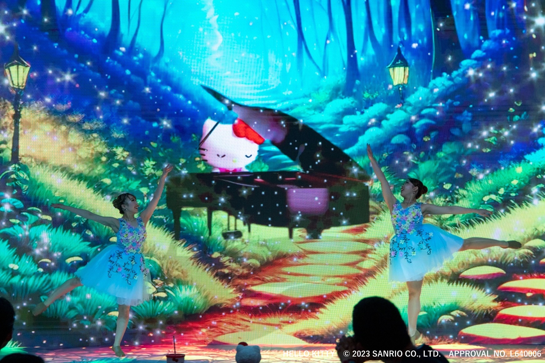 Hello Kitty through the seasons キティ写真集 洋書】Hello Kitty Through the Seasons! ハローキティ写真絵本