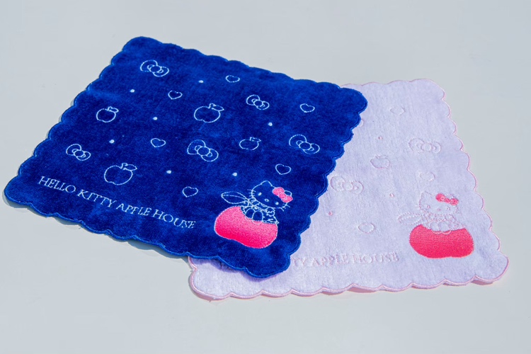 2年ぶりの再入荷！】ハローキティアップルハウス オリジナルハンカチ🍎